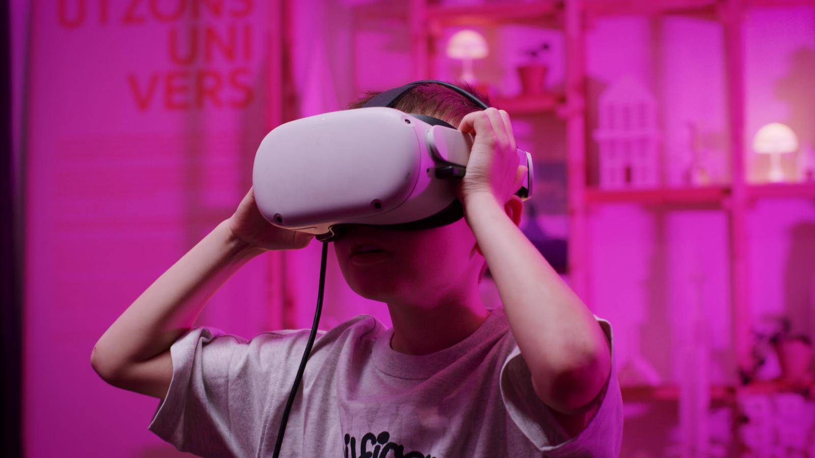 Foto af barn med VR-briller