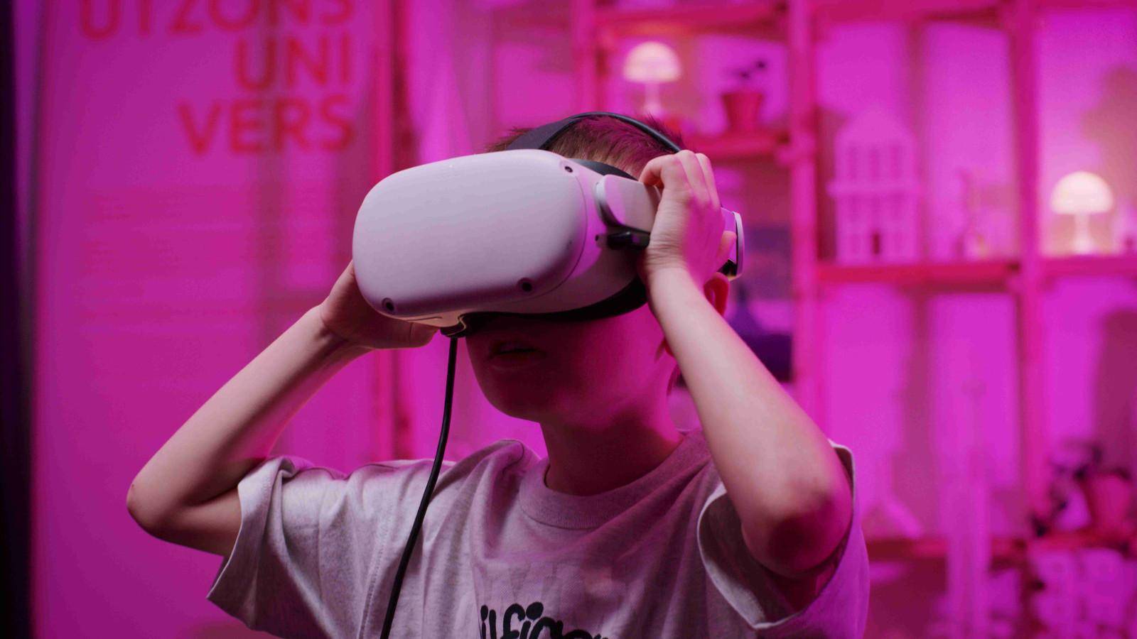 Barn på Utzon med VR